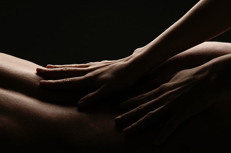 Tantra-Massagen für Frauen in Zürich: Hände streichen über einen Rücken