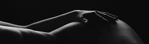 Tantra-Massage für Frauen: Silhouette von liegender Frau